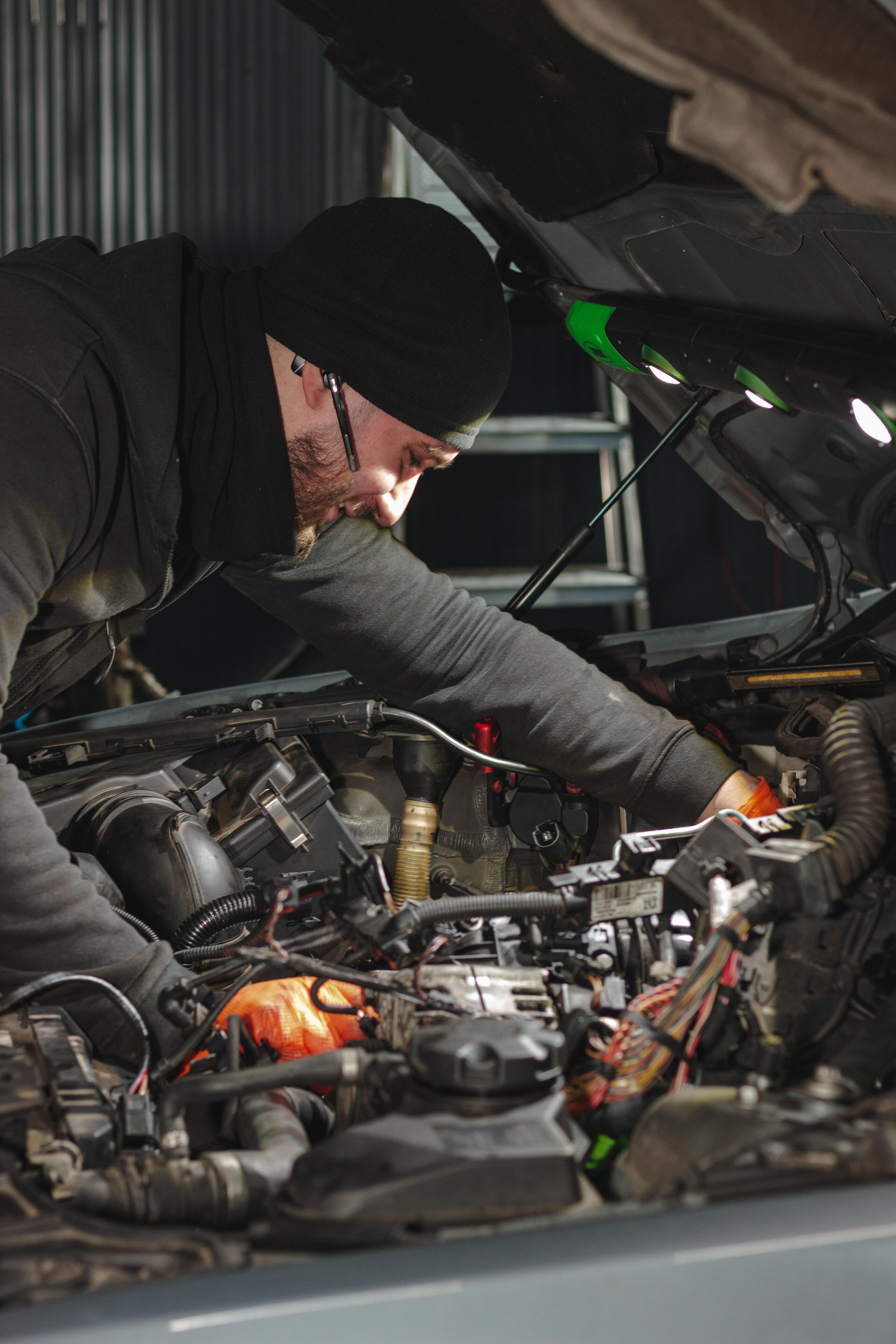 SBY Service – mecanic la lucru în service